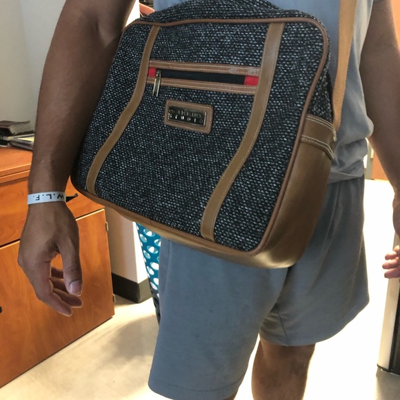 Oscar de la Renta side bag - Picture 3 of 8